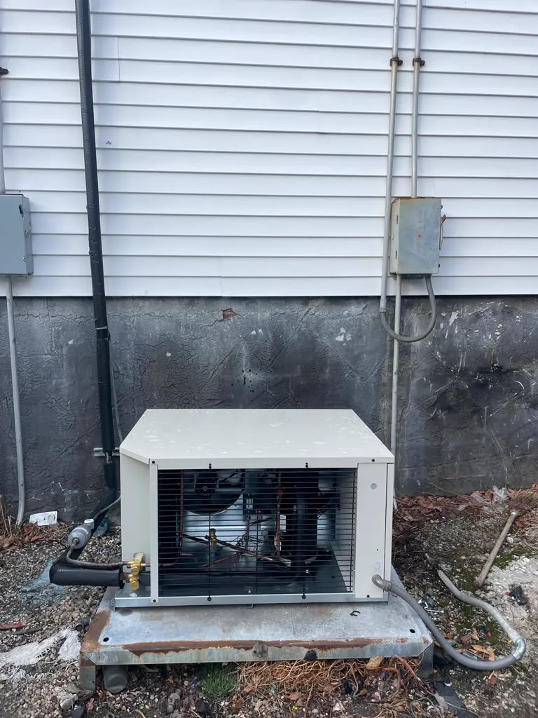 Outdoor commercial refrigeration condensing unit