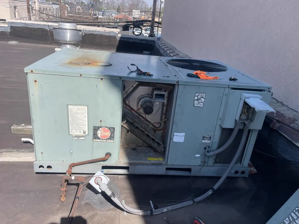 Packaged commercial rooftop heating and cooling unit